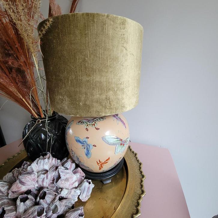 Vintage tafel lamp met handbeschilderde vlinders, Huis en Inrichting, Lampen | Tafellampen, Gebruikt, 50 tot 75 cm, Overige materialen