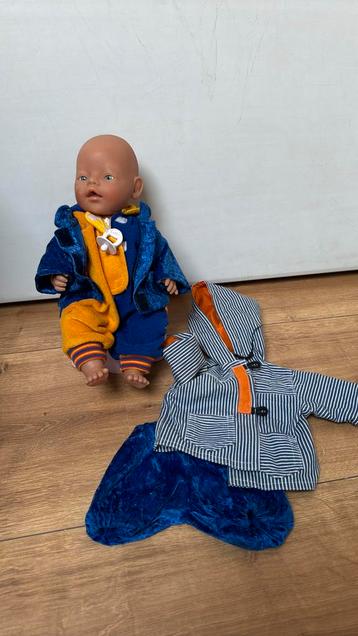 Pop met kleren en potje beschikbaar voor biedingen