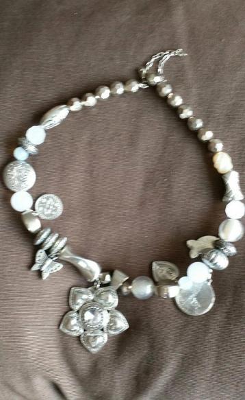 Mooie ketting met bling bedels, witte kralen en strass! beschikbaar voor biedingen