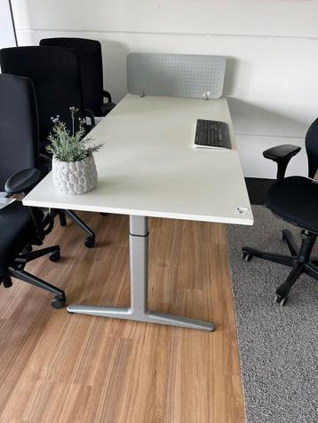 Ahrend Mehes bureau wit van165,- nu 75.- ex btw