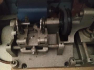 Oude sleutels machine  beschikbaar voor biedingen