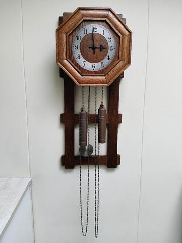 wandklok met slingeruurwerk beschikbaar voor biedingen