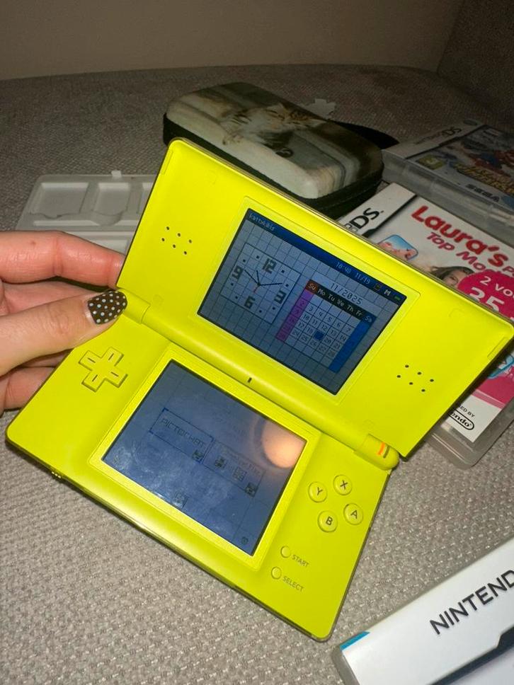Nintendo DS Lite Grasgroen + 6 Spellen & Accessoires, Spelcomputers en Games, Games | Overige, Gebruikt, Overige genres, 1 speler