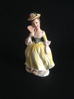Vintage beeldje meisje in gele jurk Porselein, Gebruikt, Ophalen of Verzenden, Mens