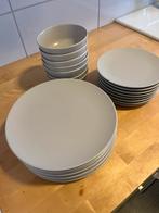 Ikea servies - Grijs Ikea servies (in heel goede staat!), Huis en Inrichting, Keuken | Servies, Ophalen, Overige materialen, Gebruikt