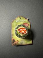 Efteling pin muzikale paddenstoel op origineel kaartje, Verzamelen, Efteling, Ophalen of Verzenden, Nieuw, Button of Speldje