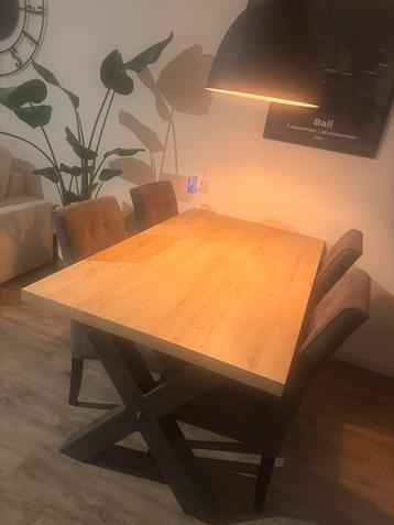 Eetkamer set (Tafel & stoelen 4x) beschikbaar voor biedingen