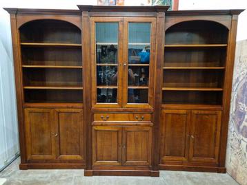 Klassieke Engelse boekenkast, bestaande uit 3 delen beschikbaar voor biedingen