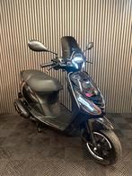 PIAGGIO ZIP 4T 3V BROM 2021 FULL OPTION GLANS ZWART, Ophalen, Maximaal 45 km/u, Zip, Zo goed als nieuw