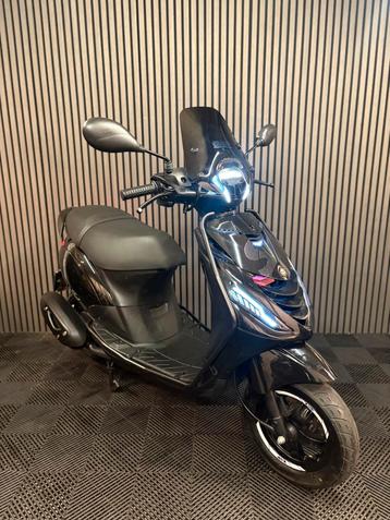 PIAGGIO ZIP 4T 3V BROM 2021 FULL OPTION GLANS ZWART beschikbaar voor biedingen