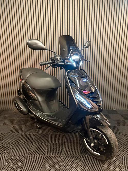 PIAGGIO ZIP 4T 3V BROM 2021 FULL OPTION GLANS ZWART, Fietsen en Brommers, Scooters | Piaggio, Zo goed als nieuw, Zip, Maximaal 45 km/u