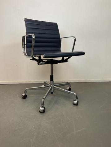 4 Vitra Eames Ea118 bureaustoel Blauw Leer Chroom beschikbaar voor biedingen