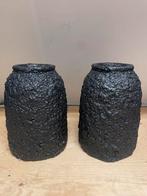 2 grote potten/vazen mat zwart, Steen, Ophalen of Verzenden, Zo goed als nieuw, 50 tot 75 cm