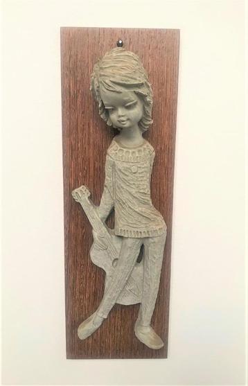 Vintage muurbeeld meisje met gitaar beschikbaar voor biedingen