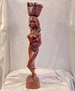 Indonesisch houtsnijwerk Beeld - Vrouw Fruitmand. 65cm hoog, Antiek en Kunst, Kunst | Beelden en Houtsnijwerken, Ophalen of Verzenden