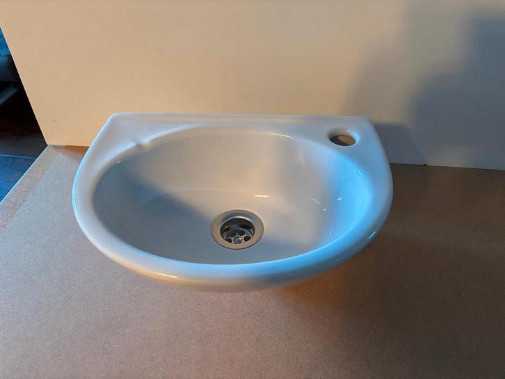 Wasbakje compl.kranen en aansluitingen/nieuw., Doe-het-zelf en Verbouw, Sanitair, Nieuw, Wastafel, Ophalen of Verzenden