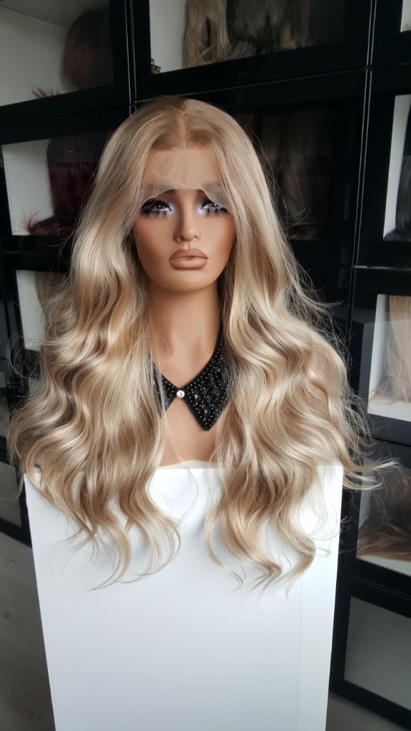 Luxe Lace Pruik: Warm blond met lichter gemêleerd, slag, Sieraden, Tassen en Uiterlijk, Uiterlijk | Haarverzorging, Nieuw, Pruik of Haarverlenging