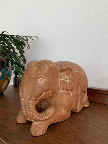 Groot massief houten beeld van olifant beschikbaar voor biedingen