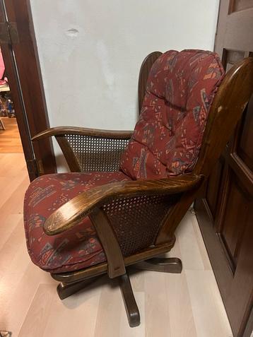 Houten Draaistoel met Kussen beschikbaar voor biedingen