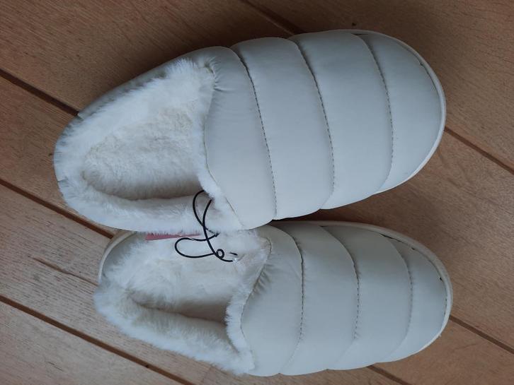 Moon Boot slippers pantoffels ecru maat 40/41 - nieuw -, Kleding | Dames, Schoenen, Nieuw, Pantoffels of Sloffen, Beige, Ophalen of Verzenden