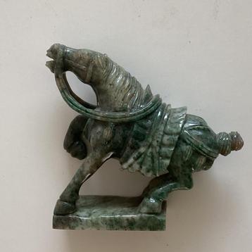 Klein gesneden beeldje van eenChinees Tang paard van Jade beschikbaar voor biedingen
