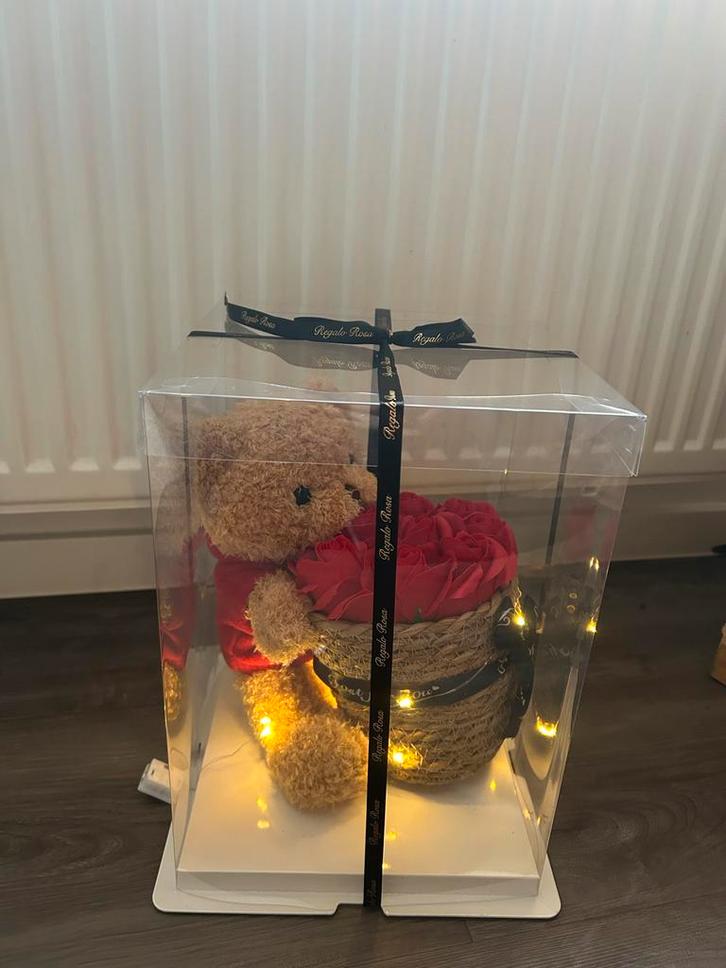 Teddybeer met rozen, Huis en Inrichting, Woonaccessoires | Stolpen, Nieuw, Ophalen