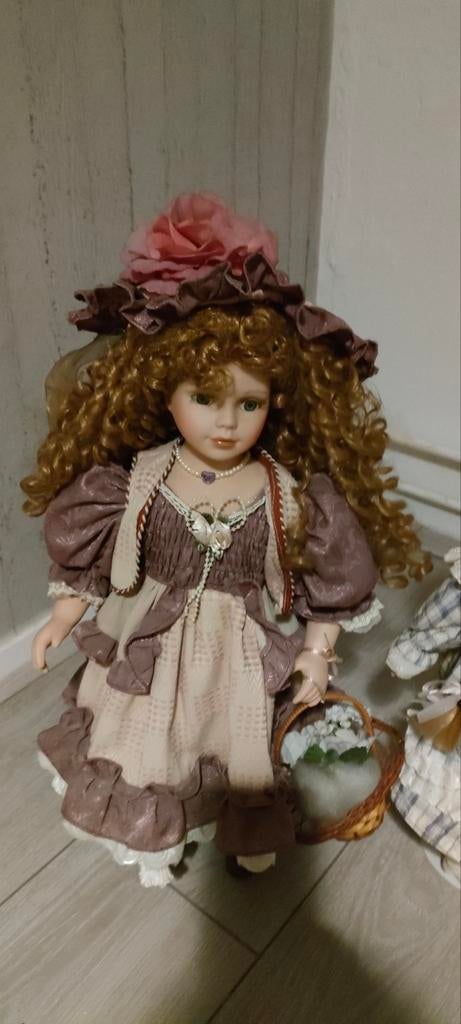 Super goedkoop!!: een mooie complete set van 23 porseleine, Verzamelen, Poppen, Ophalen of Verzenden, Zo goed als nieuw, Pop