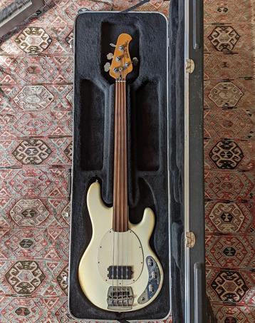 Unieke MusicMan Stingray fretless (35jr oud) beschikbaar voor biedingen