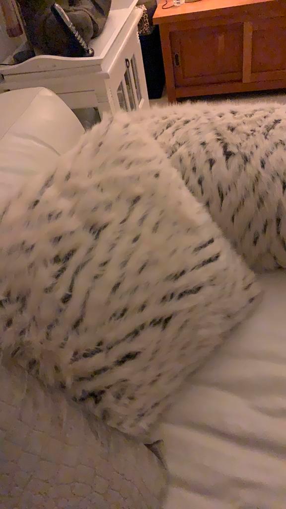 Essenza plaid woondeken en essenza kussen nieuw zwart/wit, Huis en Inrichting, Woonaccessoires | Plaids en Woondekens, Nieuw, Ophalen of Verzenden