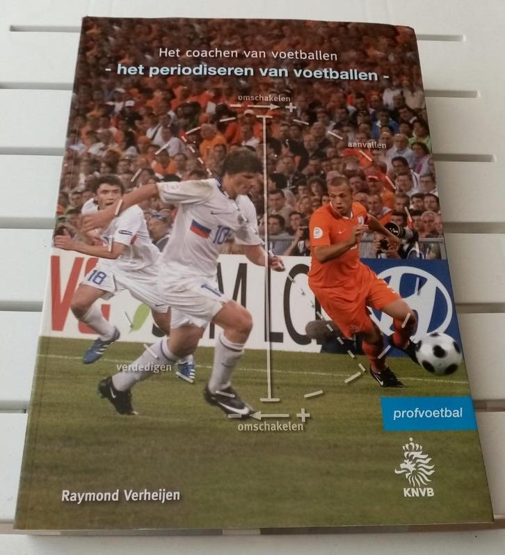 HET COACHEN VAN VOETBALLEN: HET PERIODISEREN VAN VOETBALLEN, Boeken, Sportboeken, Gelezen, Balsport, Ophalen of Verzenden