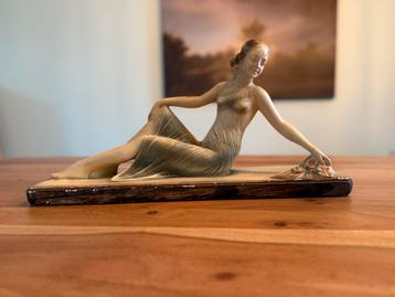 Arnova 703 – Elegante Art Deco Vrouwenfiguur beschikbaar voor biedingen