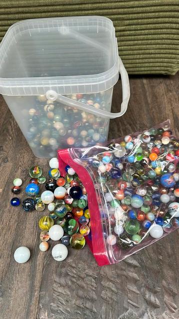 Bak vol met knikkers beschikbaar voor biedingen