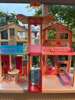 Barbiehuis met toebehoren ( lift is afgebroken), Kinderen en Baby's, Speelgoed | Poppenhuizen, Ophalen of Verzenden, Zo goed als nieuw