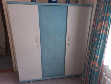 Vintage kledingkast Rawi beschikbaar voor biedingen