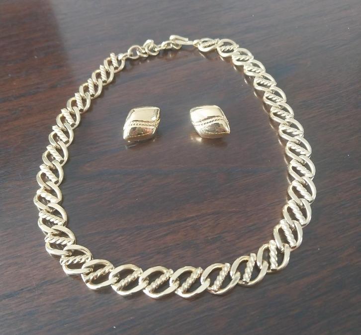 Fraai Monet collier met twee oorclips, 22 graad verguld, Sieraden, Tassen en Uiterlijk, Kettingen, Gebruikt, Overige materialen