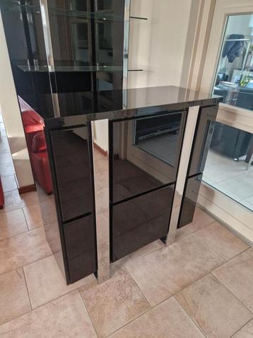 Zwarte bar met spiegelaccenten + barstoelen beschikbaar voor biedingen