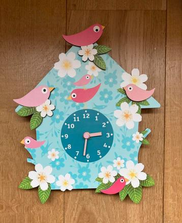 Houten wandklok in de vorm van een vogelhuisje beschikbaar voor biedingen