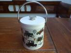 Vintage ijsemmer met antieke auto’s