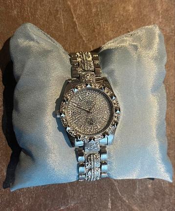 Luxe zilverkleurig horloge met strass steentjes. beschikbaar voor biedingen
