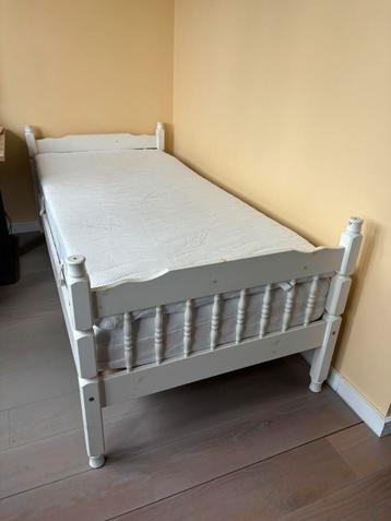 Eenpersoons bed incl lattenbodem en matras beschikbaar voor biedingen