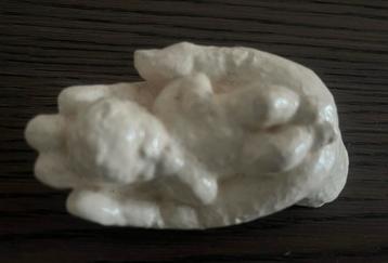 Beeldje Kindje/baby in hand beschikbaar voor biedingen