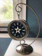 Leuke decoratieve tafelklok op standaard, Huis en Inrichting, Ophalen, Zo goed als nieuw, Wekker of Tafelklok