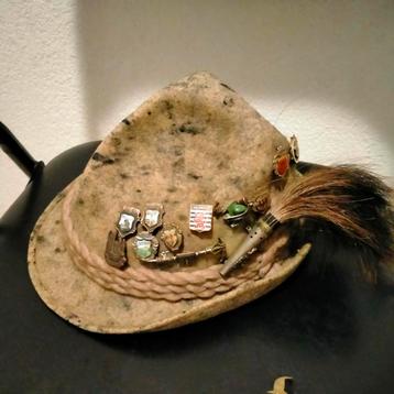 Jagers hoedje, boswachters hoedje met veer en speldjes ,55 beschikbaar voor biedingen
