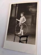 OP DE STOEL. MET HOEPEL, Ophalen of Verzenden, Voor 1920