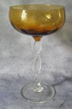 Glazen vaas met gedraaide voet [4699]  [HuWova], Overige kleuren, Ophalen of Verzenden, Minder dan 50 cm, Glas