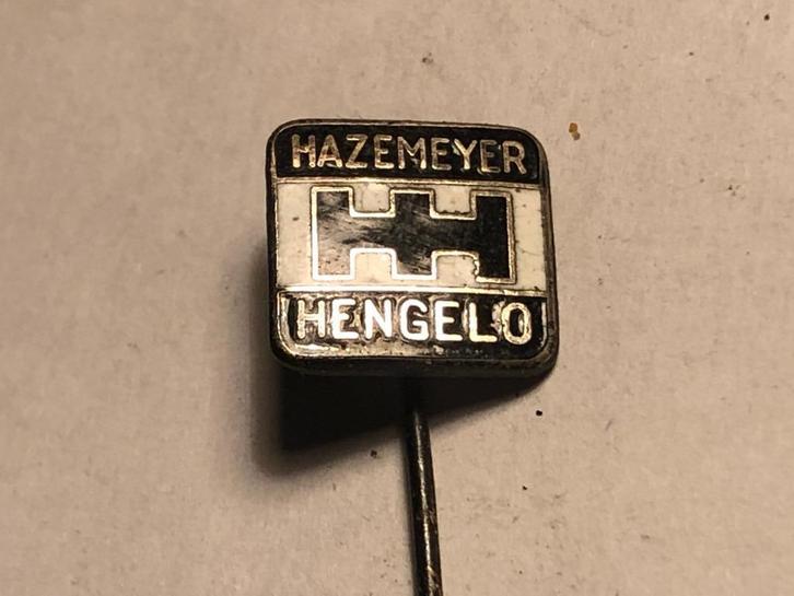 Emaille HAZEMEIJER HENGELO Speld (Zwart/Wit/Metaalkleur)., Verzamelen, Speldjes, Pins en Buttons, Zo goed als nieuw, Speldje of Pin