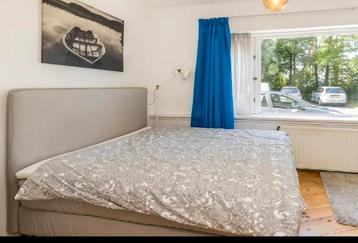 Mooie Grijze Bed met Hoofdbord