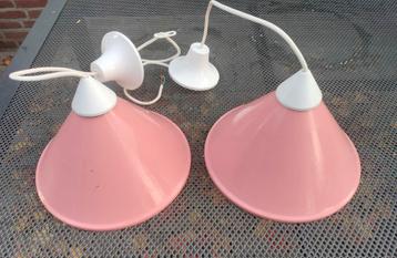 2 roze hanglampen beschikbaar voor biedingen