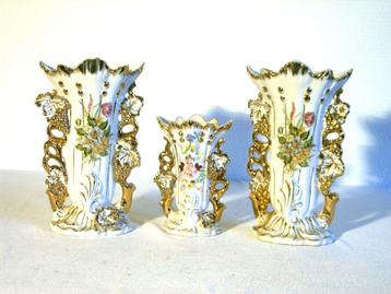 Drie polychrome Vieux Bruxelles hoornvaasjes beschikbaar voor biedingen