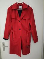 Rode trenchcoat tot boven de knie. Maat 38, Kleding | Dames, Jassen | Zomer, Ophalen of Verzenden, Zo goed als nieuw, Maat 38/40 (M)